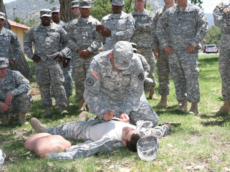 Combat Lifesaver Course Trains Soldiers To Save Lives On Off Battlefield Article The United States Army