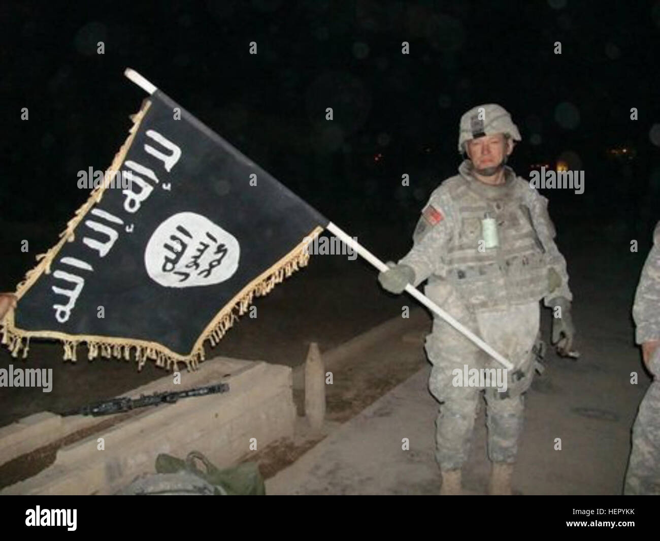 U S Army Soldier With Captured ISIS Flag In Iraq December 2010 Stock Photo Alamy